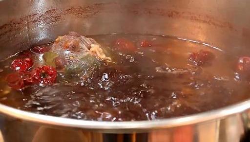 真的存在“百年老汤”吗？是如何保存的，难道是一直在火上煮吗？