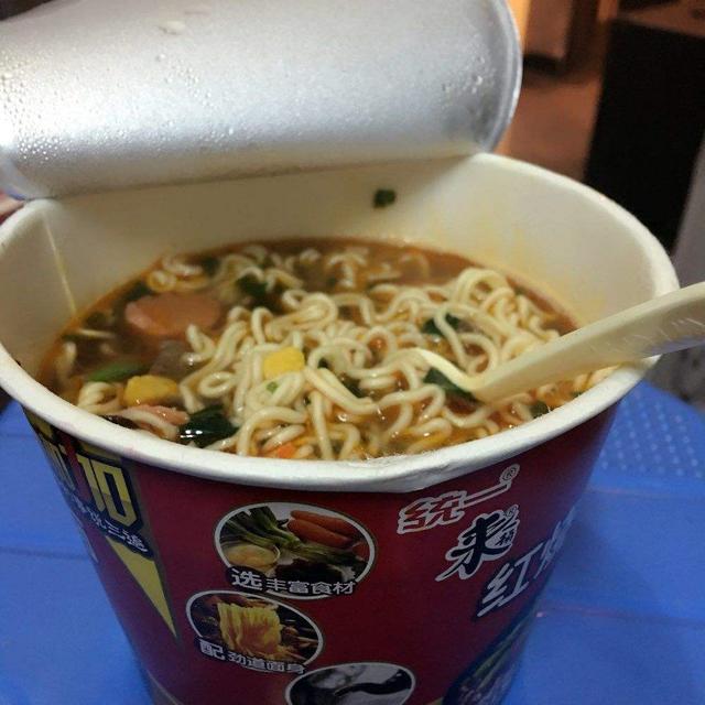 吃方便面时,为什么总感觉一包吃不饱,二包吃不完?答案来了
