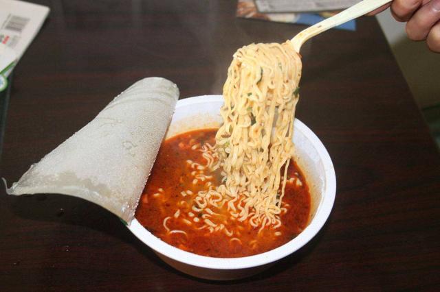 吃方便面时,为什么总感觉一包吃不饱,二包吃不完?答案来了