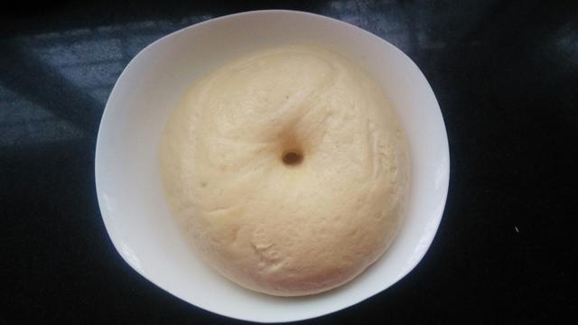 烙饼时,有人抹油,有人开水烫面,大厨师教你一招,烙饼香软出层