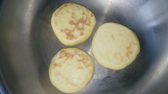 烙饼时,有人抹油,有人开水烫面,大厨师教你一招,烙饼香软出层