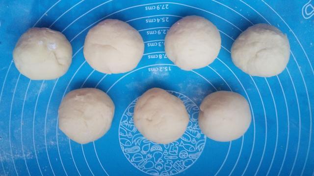 烙饼时,有人抹油,有人开水烫面,大厨师教你一招,烙饼香软出层