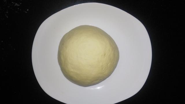 烙饼时,有人抹油,有人开水烫面,大厨师教你一招,烙饼香软出层