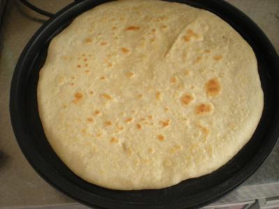 烙饼时,有人抹油,有人开水烫面,大厨师教你一招,烙饼香软出层