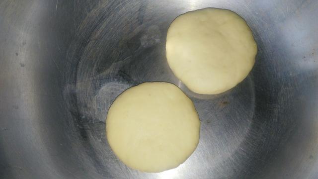 烙饼时,有人抹油,有人开水烫面,大厨师教你一招,烙饼香软出层