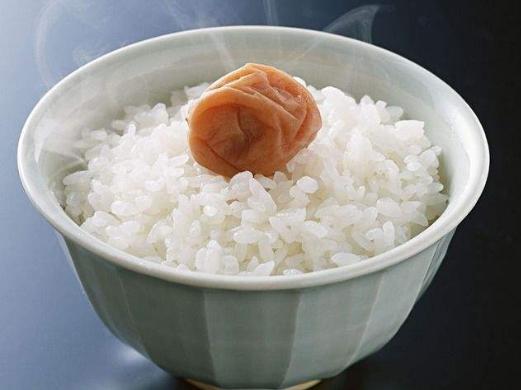 蒸米饭别只放水，只要掌握这4点，蒸的米饭香喷松软，不妨试一试