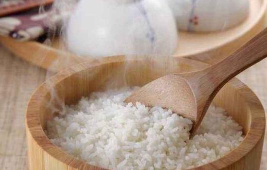 蒸米饭别只放水，只要掌握这4点，蒸的米饭香喷松软，不妨试一试