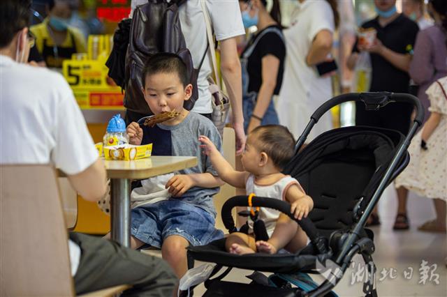 武汉美食街人气升腾