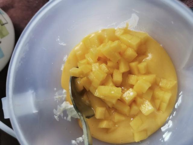 天热想吃雪糕,不妨用正上市的芒果做,天然无添加,口感绵密香甜
