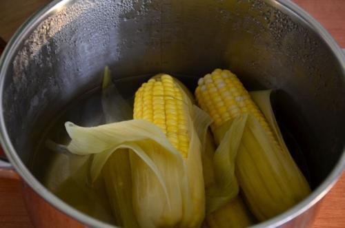 水煮玉米最忌用清水煮，多加这2味料，煮出来的玉米软糯又香甜