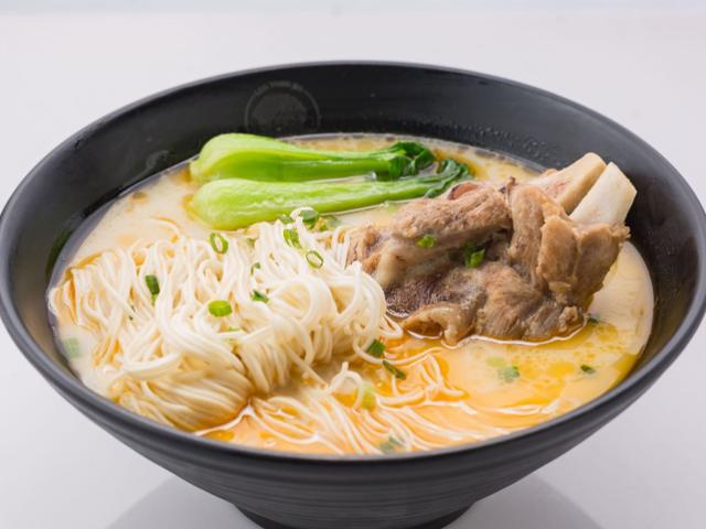 不管炖什么骨头汤,直接加水炖可不行,多加这1步,汤汁又白又鲜