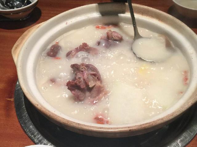 不管炖什么骨头汤,直接加水炖可不行,多加这1步,汤汁又白又鲜