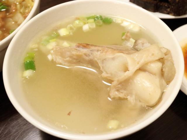 不管炖什么骨头汤,直接加水炖可不行,多加这1步,汤汁又白又鲜