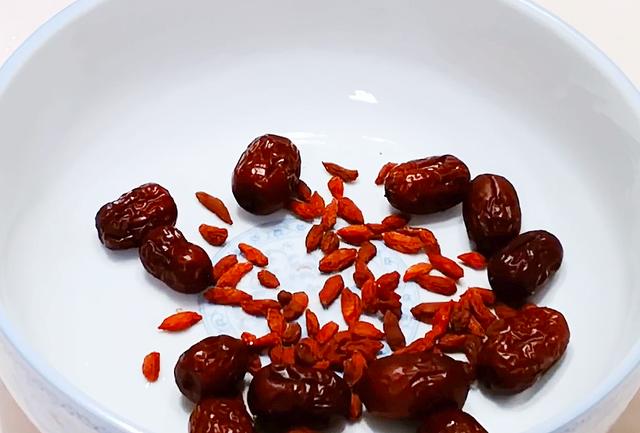 炖鸡汤前,多加这一步,汤汁鲜嫩好喝无腥味,大人小孩都爱喝