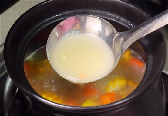 骨头汤怎么样熬才又香又营养？加盐这一步很关键，汤汁浓白肉不柴