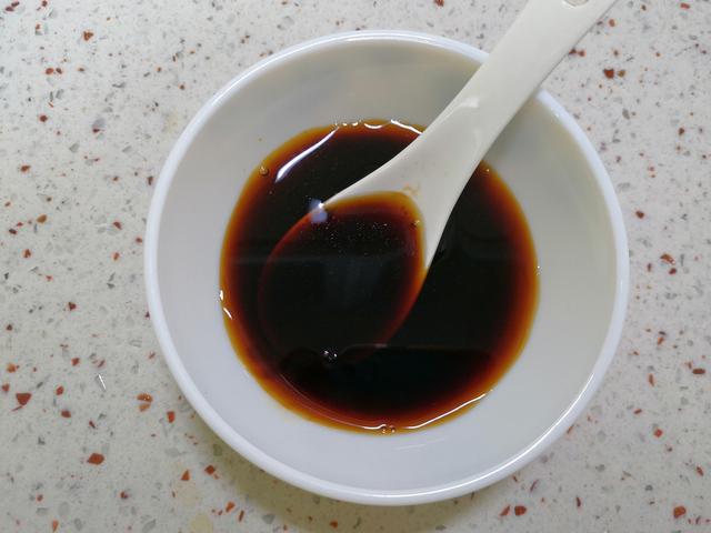 面粉加水自制甜面酱,学会再也不用去买了,口感鲜香5分钟就搞定