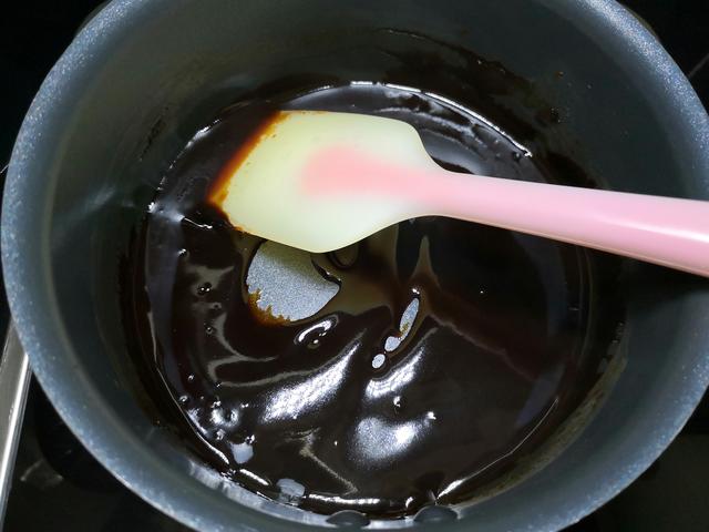 面粉加水自制甜面酱,学会再也不用去买了,口感鲜香5分钟就搞定
