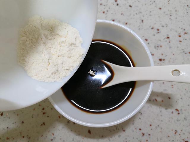 面粉加水自制甜面酱,学会再也不用去买了,口感鲜香5分钟就搞定