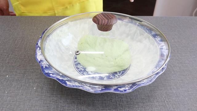 黄瓜别总拌着吃了,试试这新做法,筋道爽滑又好吃,上桌就扫光