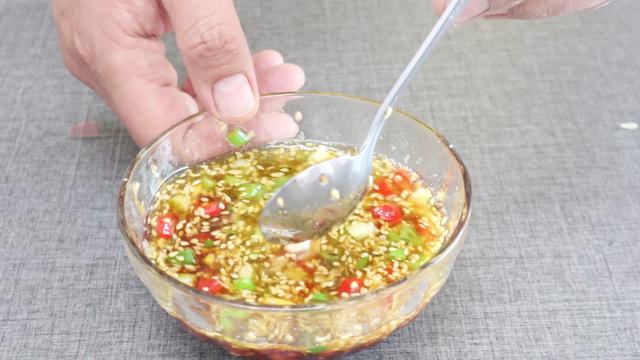 黄瓜别总拌着吃了,试试这新做法,筋道爽滑又好吃,上桌就扫光
