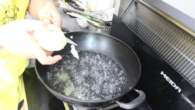 黄瓜别总拌着吃了,试试这新做法,筋道爽滑又好吃,上桌就扫光