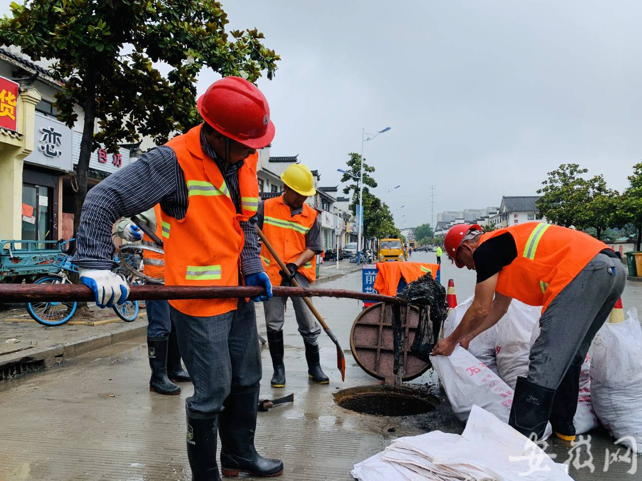 磨店美食街积水消退 临时排水管道6月14日晚建成