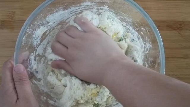 面粉里打2个鸡蛋，教你葱花饼独特做法，不烫面不发面，凉了不硬