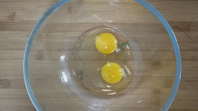 面粉里打2个鸡蛋，教你葱花饼独特做法，不烫面不发面，凉了不硬