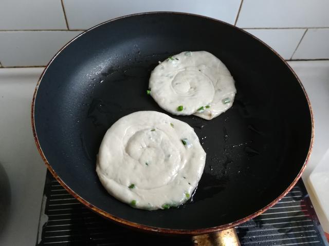 教你葱油饼的正确做法，一揉一煎，比手抓饼还香，全家人都爱吃