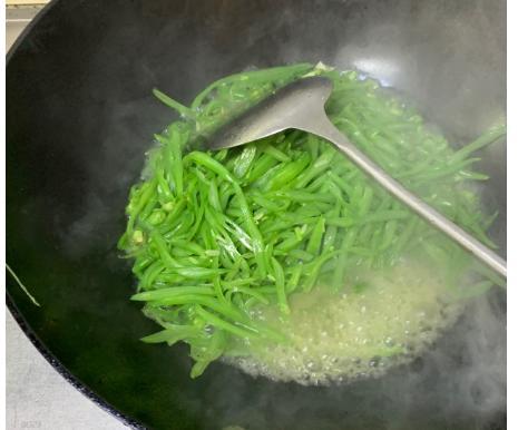 天热此菜应经常吃,既消暑又清口,3块钱就能炒1盘