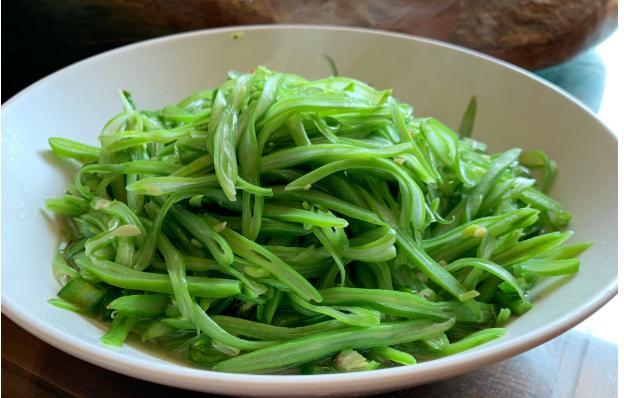 天热此菜应经常吃,既消暑又清口,3块钱就能炒1盘