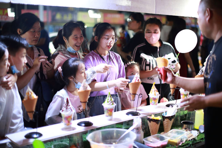 “美食集市”扮靓夜空 城阳的夜有温度更迷人集市