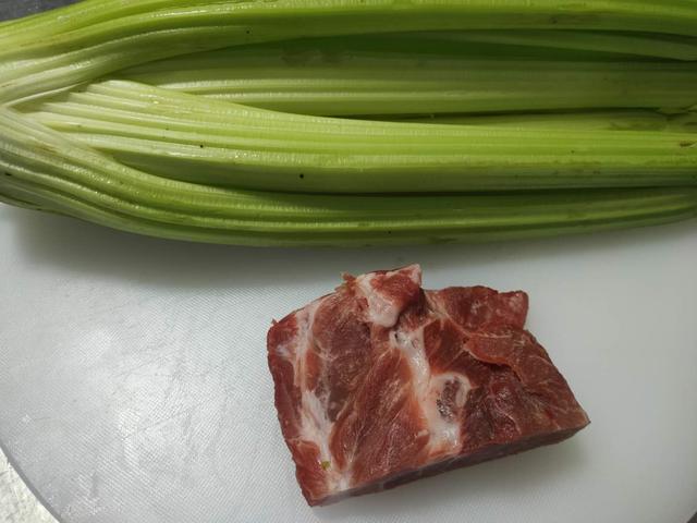 老厨师教你做芹菜肉包子,皮薄馅多、松软可口,赶快收藏哦