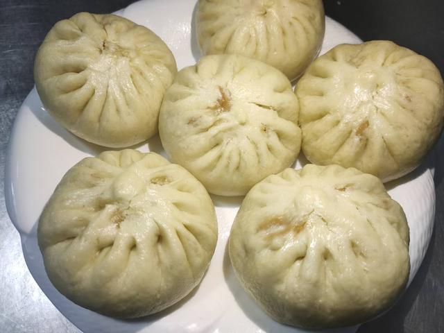 老厨师教你做芹菜肉包子,皮薄馅多、松软可口,赶快收藏哦