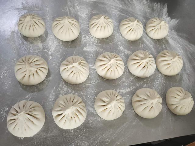 老厨师教你做芹菜肉包子,皮薄馅多、松软可口,赶快收藏哦