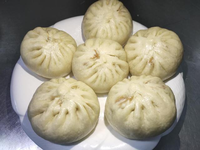 老厨师教你做芹菜肉包子,皮薄馅多、松软可口,赶快收藏哦