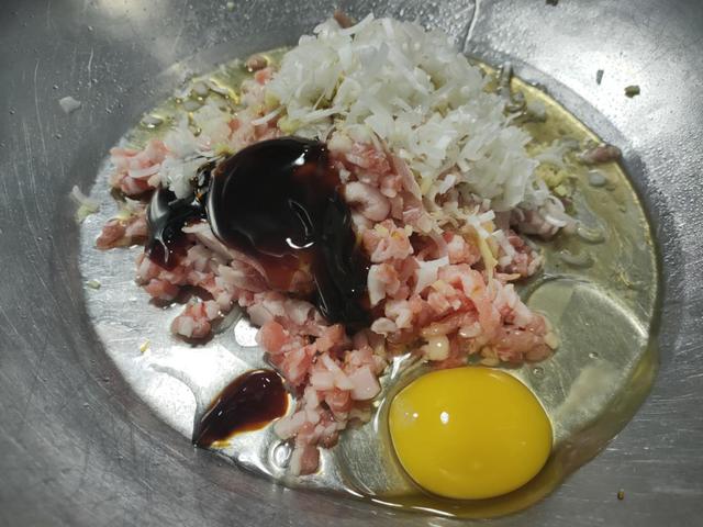 老厨师教你做芹菜肉包子,皮薄馅多、松软可口,赶快收藏哦
