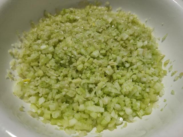 老厨师教你做芹菜肉包子,皮薄馅多、松软可口,赶快收藏哦