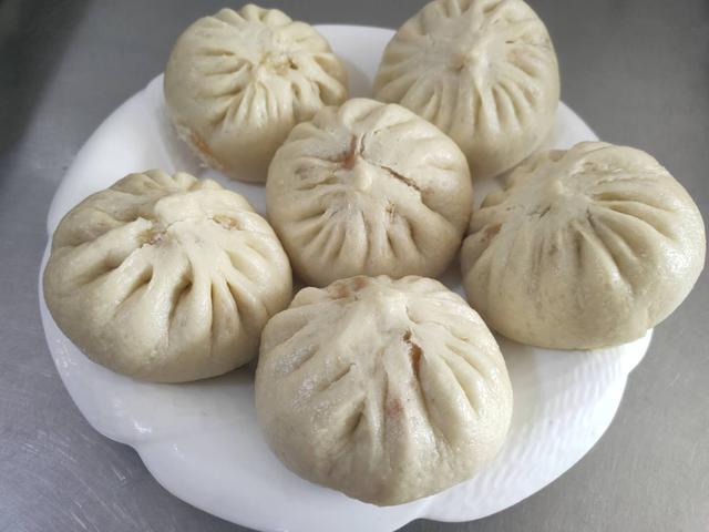 老厨师教你做芹菜肉包子,皮薄馅多、松软可口,赶快收藏哦