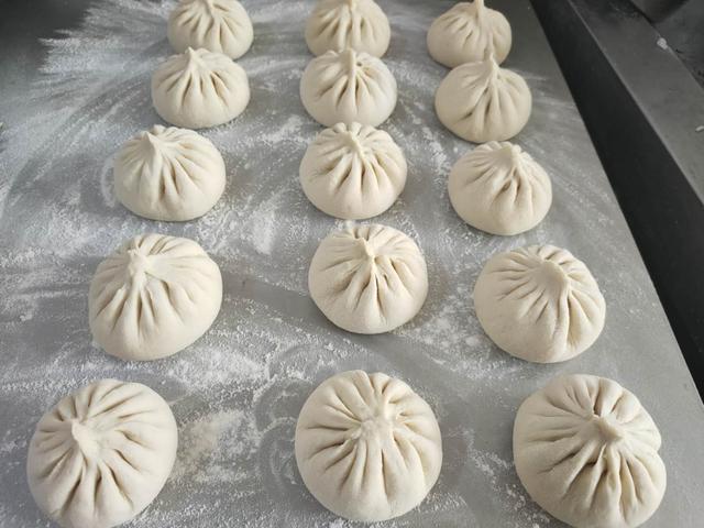 老厨师教你做芹菜肉包子,皮薄馅多、松软可口,赶快收藏哦