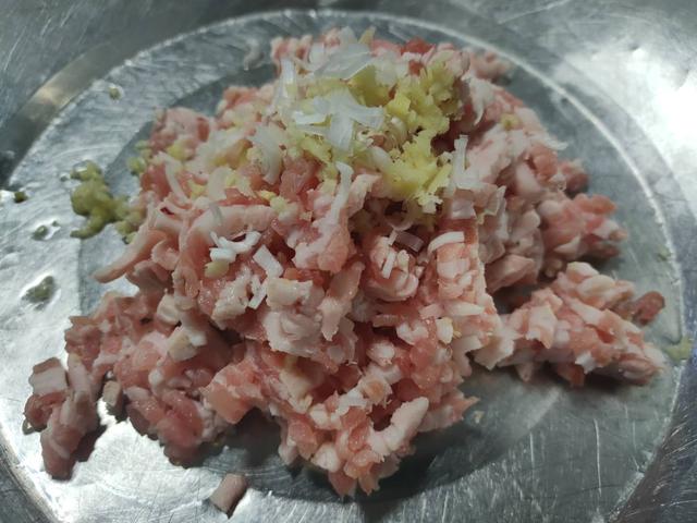 老厨师教你做芹菜肉包子,皮薄馅多、松软可口,赶快收藏哦
