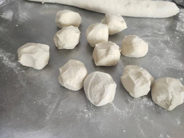 老厨师教你做芹菜肉包子,皮薄馅多、松软可口,赶快收藏哦