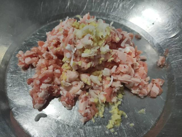 老厨师教你做芹菜肉包子,皮薄馅多、松软可口,赶快收藏哦
