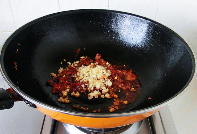 水煮肉片要软嫩，肉片这样处理才对，掌握3个技巧，味道比饭店好