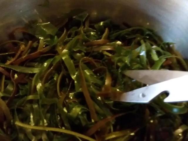 做拌海带丝时,最忌讳这2种调料,10人做9人错,难怪不好吃腥味重