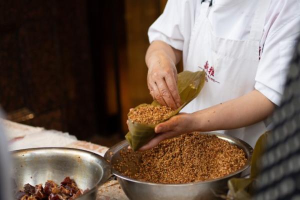 “中西合璧”：上海传统美食肉粽变身“网红”