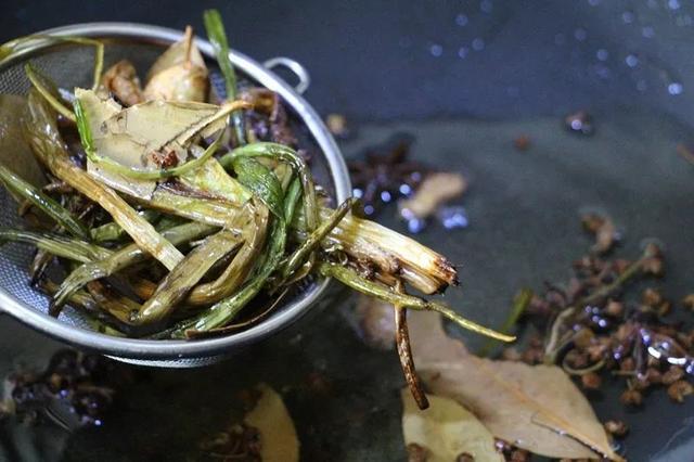 用热油泼出来的辣子，炒菜时放一勺，香辣超过瘾