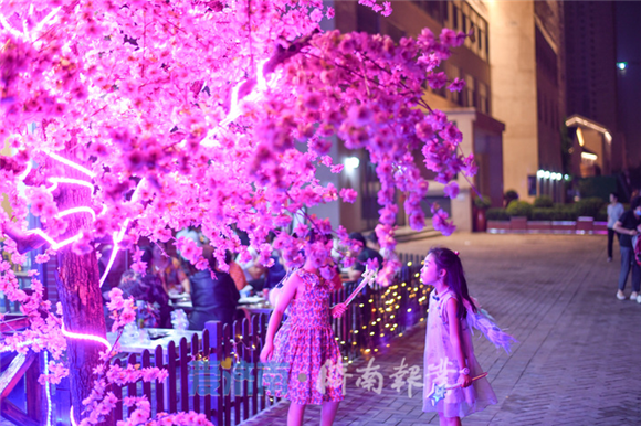 啤酒烧烤小龙虾，陶艺鲜花沙瓶画，美食与文化碰撞出济南夏夜之美 啤酒文化节嗨翻泉城夏夜