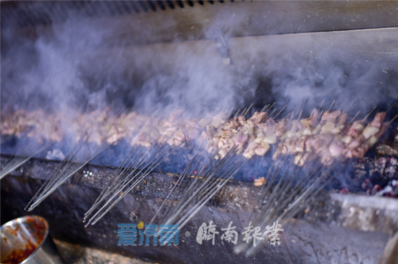 啤酒烧烤小龙虾，陶艺鲜花沙瓶画，美食与文化碰撞出济南夏夜之美 啤酒文化节嗨翻泉城夏夜