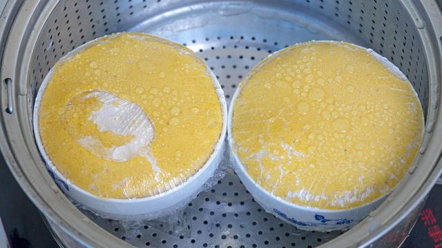 零失败玉米面发糕做法,筷子一搅上锅一蒸,一次成功,比蛋糕好吃